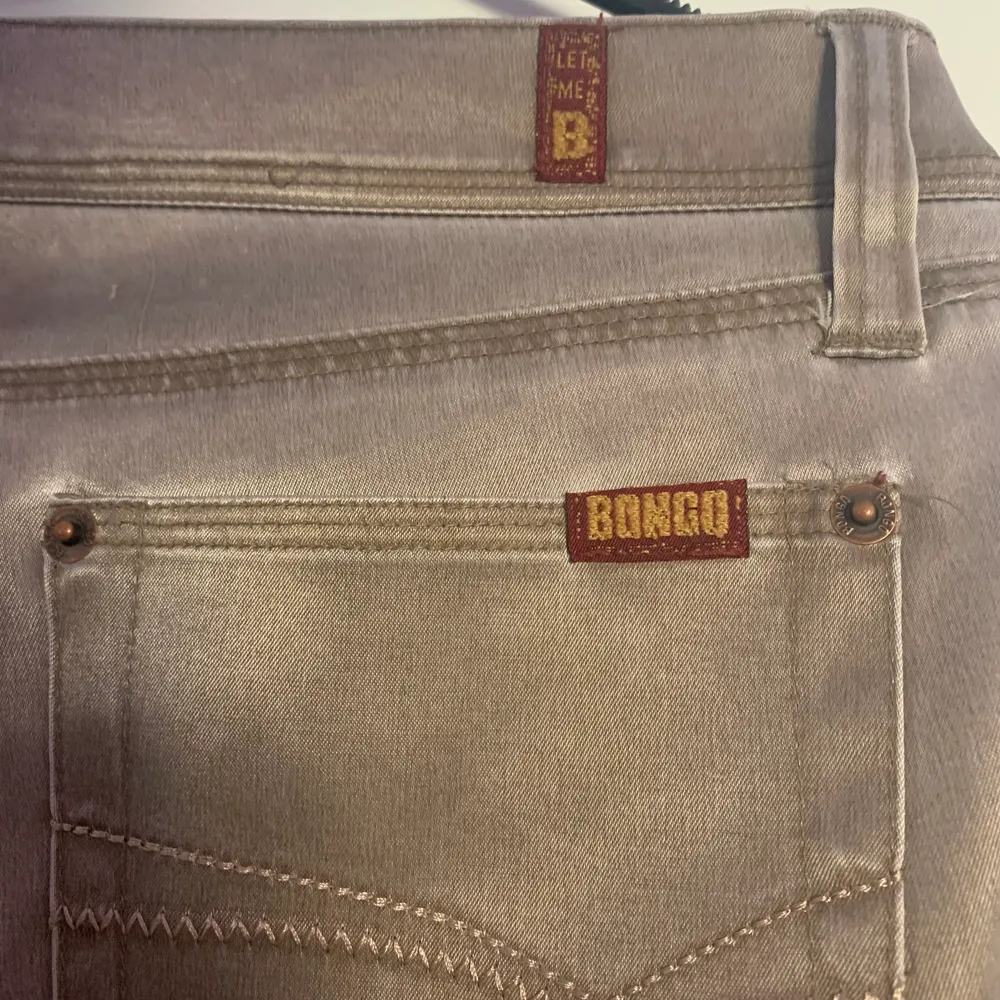 Vintage. Storlek S, Färg: Brun/Beige/Grön beroende på ljus. Bra skick. Lite bootcut. Frakt är inkluderat i priset 💗. Jeans & Byxor.