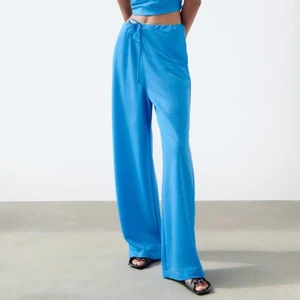 Byxor - Blåa straight leg byxor med fickor. Storlek M. Skicka gärna ett meddelande vid frågor!