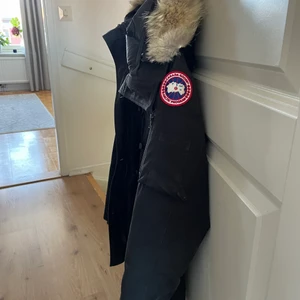 Canada goose - Säljer min äkta canada goose jacka i modellen montebello då den tyvärr är för liten jackan har bleknat lite i färgen på vissa ställen som canada jackor lätt gör men overall väldigt fin jacka men använt skick. 