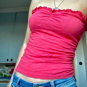 Korsetttopp - Säljer min söta korsettliknande bandeau topp! Den är i fint skick men eftersom jag sytt om den ifrån ett linne är några sömmar lite ojämna men det är inget man ser, skriv om ni har frågor!💗💗💗