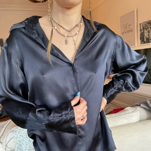 Blus skjorta från DKNY  - Jättefin blus från DKNY som är i jätteskönt och fint silkestyg! Aldrig använd!