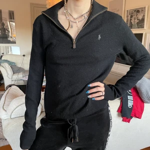 Svart Ralph lauren sweatshirt - Jätteskön och najs Ralph lauren tröja, det ser ut som att det är massa ludd som fastnat men det är bara på bilden! Snålt använd☺️