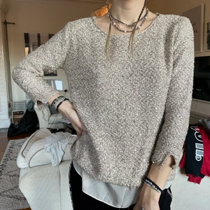 Guldig bluströja - Jättesöt, från zara och använd 1 gång☺️