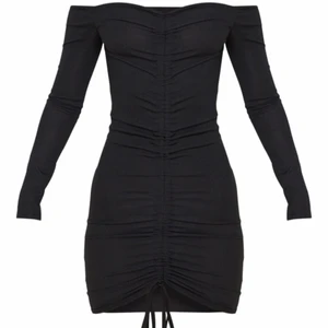 Klänning - Svart klänning från Pretty Little Thing oanvänd i storlek 34.💕