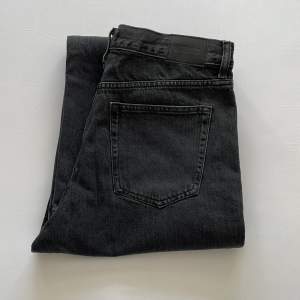 Fina Weekday jeans (Galaxy Loose) som aldrig kommit till användning. Köparen står för frakten!