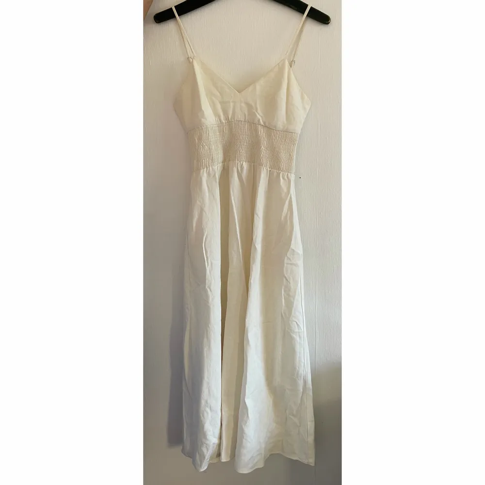 Jätte söt vit lång klänning ifrån zara i väldigt bra skick då den endast är testad hemma. Den har också fickor på sidorna. Älskar den men säljer pågrund av att den är för liten för mig.. Klänningar.