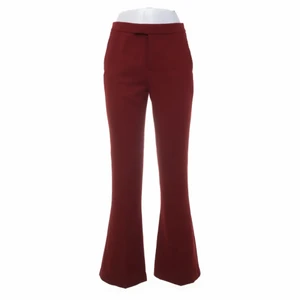 Zara utsvängda byxor  - Helt oanvända kostymbyxor från Zara storlek XS i burgundy färg. Superfina men kommer inte till användning. 🌼🦋 Lånad bild från Sellpy