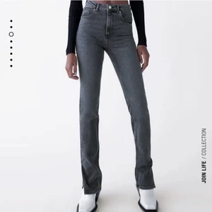 Zara Jeans med Slits - Säljer mina gråa zara jeans med slits för att de inte kommer till användning. Jätte bra skick bara använt ett par gånger 
