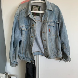 Jeans jacka - Jättesnygg och bekväm jeansjacka köpt i Italien på secondhand. Har köpt en ny jeansjacka så äntligen kan någon annan få glädja sig av denna skönhet! Skriv för mer information och bilder 