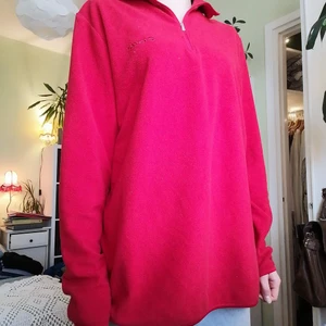 Röd fleecetröja - Finns ingen lapp med storleken men gissar L