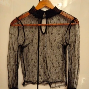 Mesh top  - Säljer min älskade mesh top som är i jättefint skick och är för liten för mig och använd typ 3 gånger. Storleken är xs-s så alltså ganska liten om man är S. Jag är S-M så därför känns den lite för liten. Hur som helst hoppas någon passar bra i den och köparen står för frakten. 