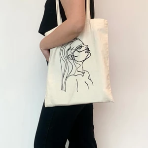 Tygpåse - En miljövänlig tygpåse i naturvit. Våra produkter på Fewear UF uppmärksammar "våld mot kvinnor i nära relationer". Påsarna är tillverkade av ekologisk bomull och är fairtrade-märkta. 10% av vår vinst går till Kvinnojouren i Umeå 💗