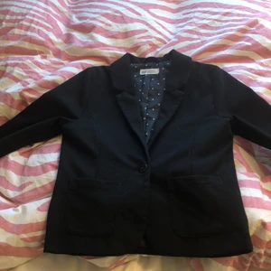 Svart kavaj/blazer - Fin kavaj från H&M barn. Köpt ungefär 2år sen och använd ganska sällan. 