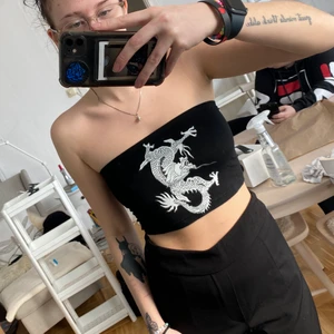 Svart tubtopp i S med tryck - Denna var förstor när jag köpte den så klippte o knöt den i ryggen, passar en S. 10kr + frakt 