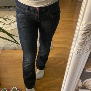 lågmidjade jeans  - vintage jeans som passar ungefär en 34. Inget som är slitet. Skriv för fler bilder.