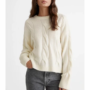 And other stories stickad tröja - En stickad tröja från and other stories i strl small. Använd ca fem ggr och är i gott skicka. Tröjan är lite nopprig men det blev den är efter första användningen. Köpt för ungefär 800 kronor i höstas.  Skriv gärna för fler bilder 🥰