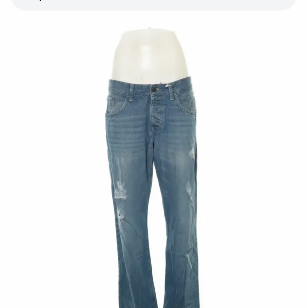 Säljer ett par pösiga esprit jeans från sellpy i strl 34/32. Jeans & Byxor.
