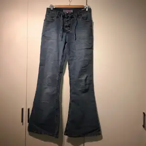 Jättesnygga Bootcut jeans med snörning från humana, men dom har aldrig kommit till användning tyvärr😭 köparen står för frakten men kan även mötas upp