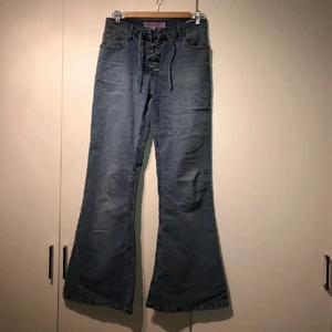 Bootcut jeans - Jättesnygga Bootcut jeans med snörning från humana, men dom har aldrig kommit till användning tyvärr😭 köparen står för frakten men kan även mötas upp