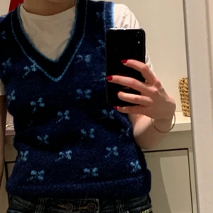 stickad väst - Jättefin handgjord väst som jag uppskattar till en xs-s🕺🏻🕺🏻