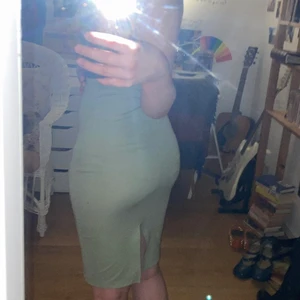 Klänning från Zara - Grön klänning från zara 💕💕 super till vår och sommar, aldrig använd av mig, nyskick :)