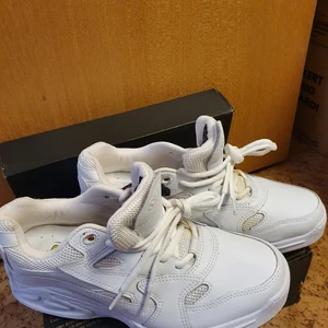 Arbetsskor oanvända  - Passar båda Herr/Dam. 1000 kr Vattenavvisande, Oljeresistent arbetsskor vit splitternya passar båda till dam/herr. Stl 40 Användningsområde passar till  Arbete, Kök, Vård & klinik, Servering. 