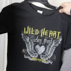 T-shirt  - Denna fina svarta t-shirt är nu till salu. Används ganska många gånger väldigt bra skick.