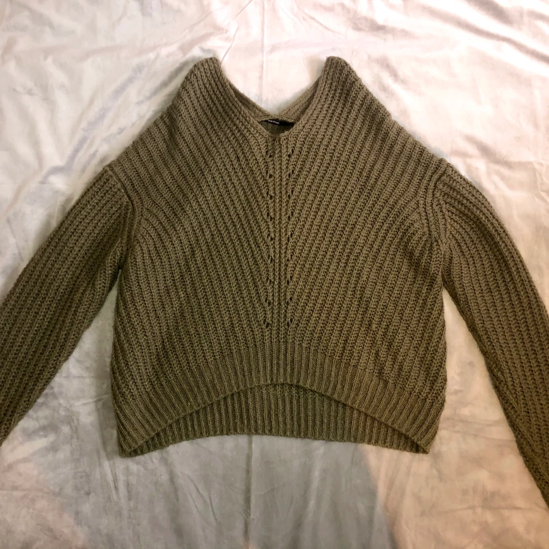 Olivgrön stickad fin tröja från bikbok.