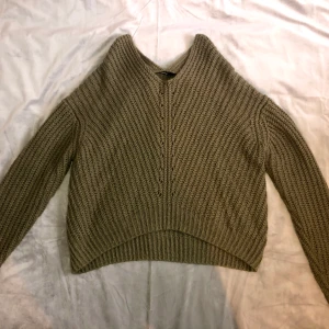 Olivgrön stickad fin tröja från bikbok. - Säljer en oliv\militärgrön fin stickad tröja från bikbok. Använd 2-3 gånger , jätte bra skick! Säljer den för den är för stor för mig. Den är jätte mjuk och materialet är väldigt skön. Modellen är jätte fin och stylig! Hör av er vid intresse💗
