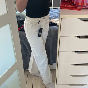 sommar byxor  - vita/cream färgade jeans stlk 34 men passar även 36, mina favorit jeans men som nu är för korta passar någon som är ca 163 cm💕 köp direkt för 200 