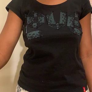 Tshirt  - Storlek S men passar också M. Om det är fler som är intresserad så blir det budgivning. Köparen står för frakten!