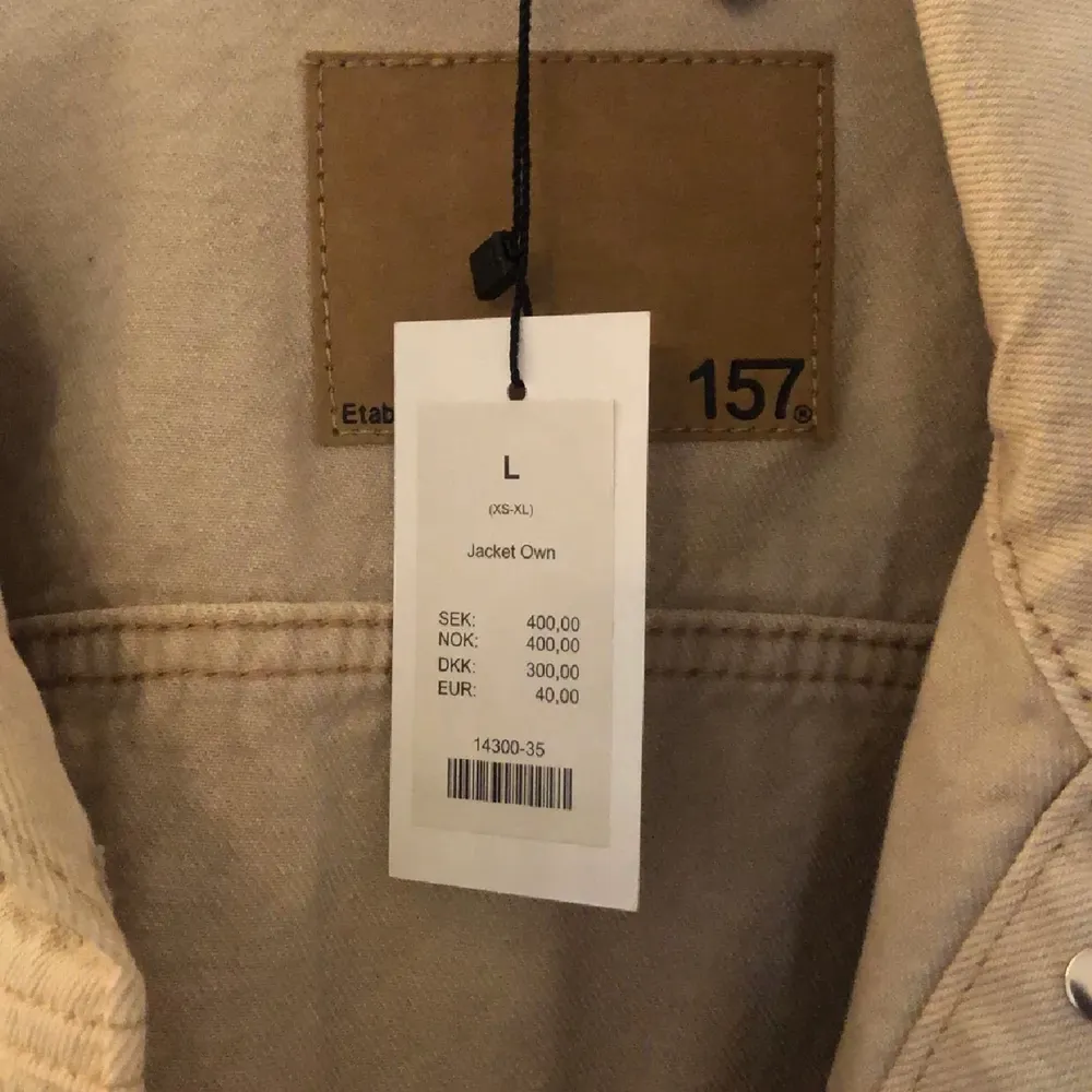 Oanvänd beige jeans jacka. Passar perfekt nu till våren. Prislappen sitter kvar på jackan. Köpt i Lager 157 för 399kr. Säljer då den inte kommer till användning. Silvriga detaljer. Fickor på framsidan. Storlek L fast passar mig som har s-M på jackor beroende på hur du vill att den ska sitta. 🌻. Jackor.