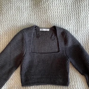 Zara tröja - Lånade bilder 😊! Säljer denna populära och jättefina tröja från zara i storlek s. Använt fåtal gånger och är i nyskick! 💕