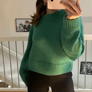 stickad tröja - säljer denna superfina stickade tröja, endast testad! Storleken är M men den passar mig som har xs/s superbra!!  (står ej för frakten)💓💓kolla mina andra annonser