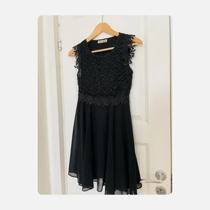 Klänning - Säljer en söt svart klänning med mönster som jag inte längre använder🌸