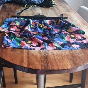 Söt vologoto  summer kjol  - Säljer min söt volong blommiga kort summer kjol. I mycket bra skick och passar till allt. Finns fler bilder och passar xs_s.