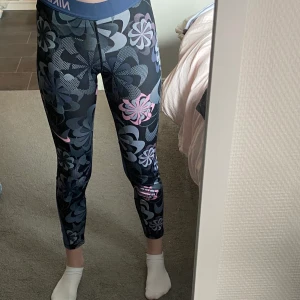 Nike tights - jag säljer dessa Nike byxor i storlek 146-156 eftersom de är lite för korta, använda ett fåtal gånger. Köparen står för frakt💕