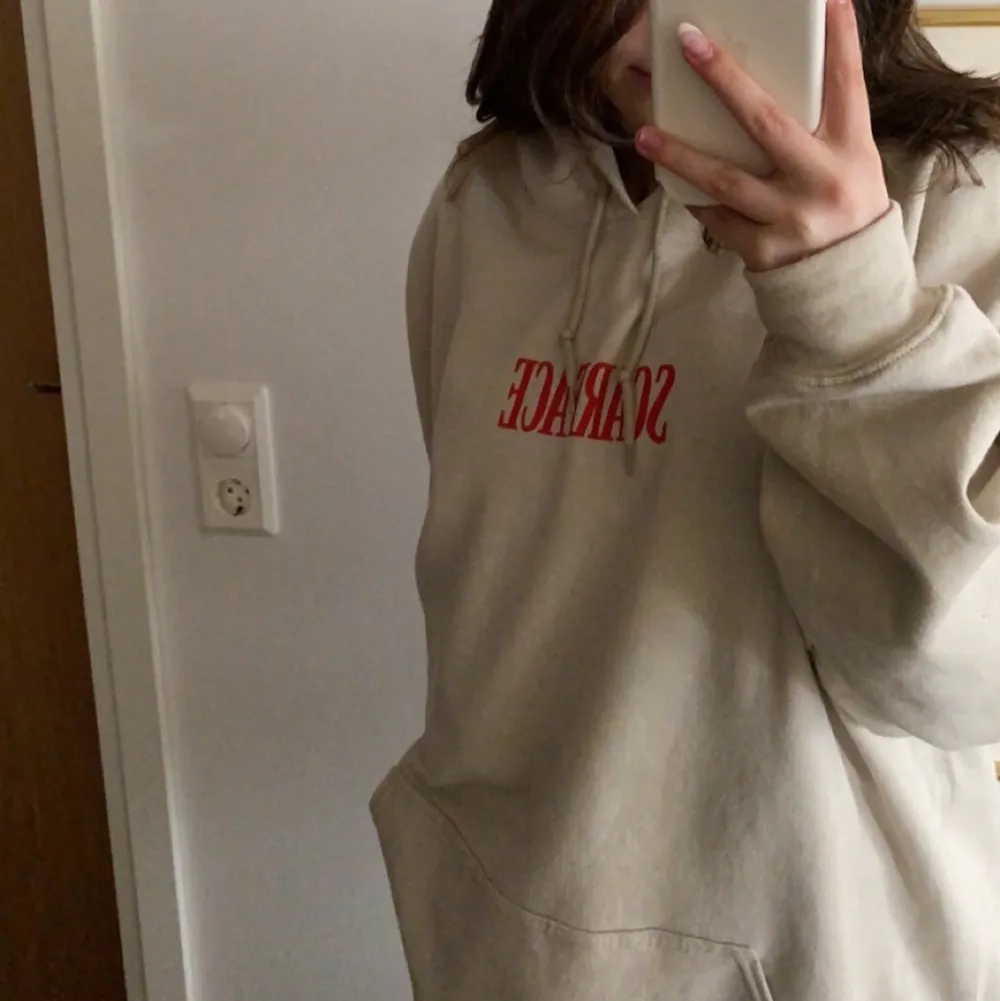 fin krämvit svarface hoodie från urban outfitters!! säljer då jag köpte i en stor storlek och känner inte att den passar💕💕. Hoodies.