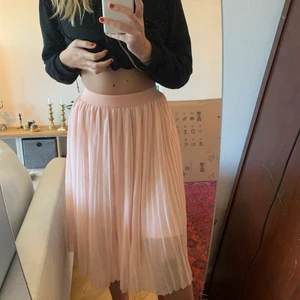 Rosa kjol - Jättesöt rosa kjol från nakd 🥰 använd fåtal gånger. Nypris 599kr, priset kan diskuteras 