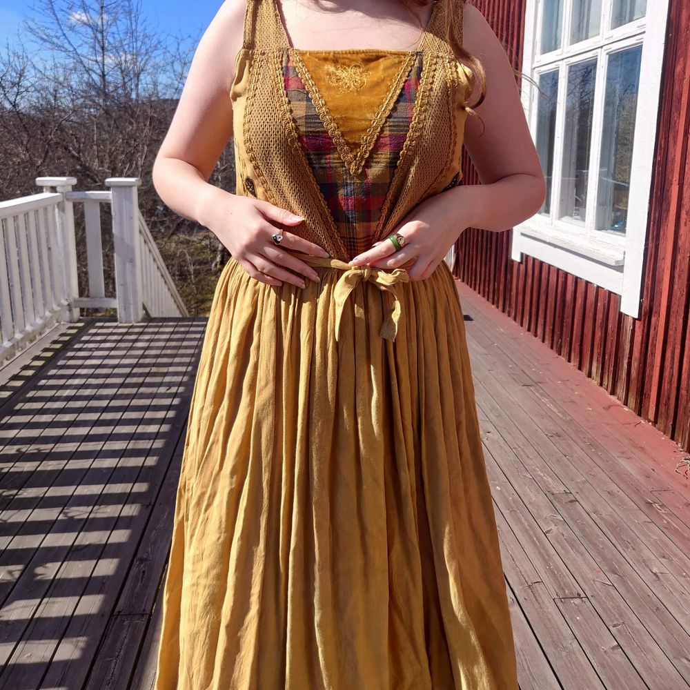 Helt underbar, one of a kind, klĂ€nning med boho/cottagecore vibes đŠâš SuperhĂ€rligt material och jĂ€ttefin klockkjol. Passar en S-L, lĂ€gg att sy upp banden om den Ă€r för lĂ„ng. Jag Ă€r stl M, 173 cm đż skriv om ni vill se fler bilder đ». KlĂ€nningar.