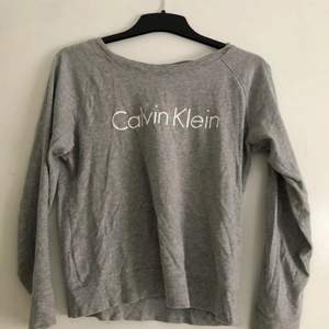 En Calvin Klein tröja. Jätte bra skick i storlek xs/s 