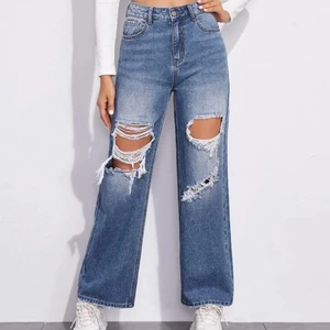 Snygga jeans - Sjukt snygga jeans som tyvärr är försmå för mig. Jag får därför ingen användning för dem. De är i storlek medium och sitter som en s/m. Tyvärr har jag för för breda höfter för dem.