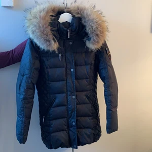 Rock and blue jacka - Fin päls jacka i storlek 38, men mer som en 36! Mellan modellen så den går precis nedanför rumpan 💞💕