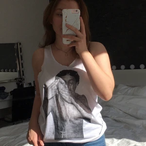 Lil wayne linne - Finns varken märke eller storlek på den. Passar S och M🤍 Den är i rätt okej skick, dock nopprig på flera ställen! Kan finnas spår av dåvarande katt🤍 Tvättas och rollas innan jag skickar det🤍 Pris går att diskutera, köparen står för frakten🤍