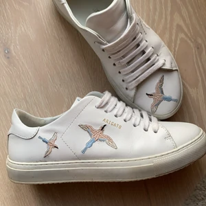 Axel Arigato sneakers - AA leather sneakers in good condition. Some stains on the heels.