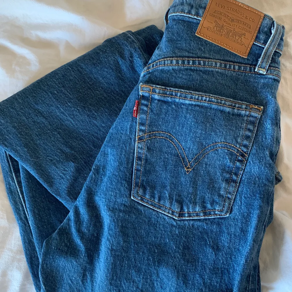 Säljer ett par jeans från Levis, endast använda en gång då de var för små. Bild 2 och 3 är en annan färg, men samma modell bara för att visa ☺️. Jeans & Byxor.