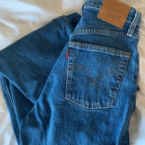 Levis ribcage straight ankle  - Säljer ett par jeans från Levis, endast använda en gång då de var för små. Bild 2 och 3 är en annan färg, men samma modell bara för att visa ☺️