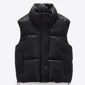 Dunväst zara - Säljer min dunväst från zara i skinn imitation. Storlek xs, i fint skick. Buda gärna, budgivningen avslutas ikväll 15/4 kl 19.00 budet ligger på 810 plus frakt 