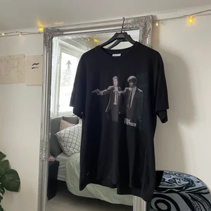Pulp Fiction (T-shirt) - Pulp Fiction-tshirt köpt på Carlings (herrmodell)! Jag är vanligtvis en M men köpte den i XL för att få den oversize. (Köparen står för frakten)