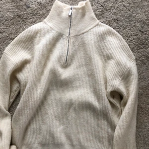 Stickad tröja med kedja - Trendig stickad tröja med kedja. Aldrig använd💕